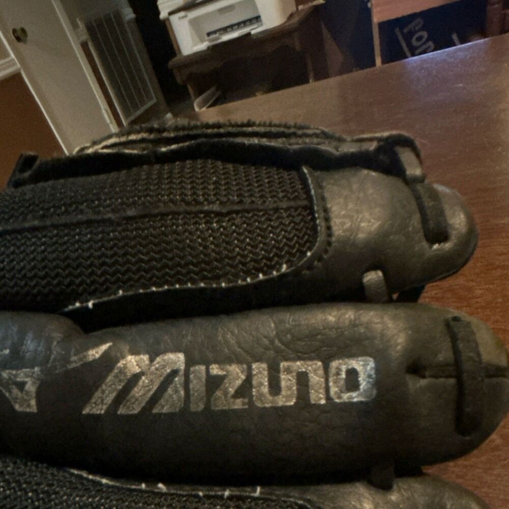 Mizuno Prospect GPP1000Y3 10" Leather Baseball Softball Glove Black Right